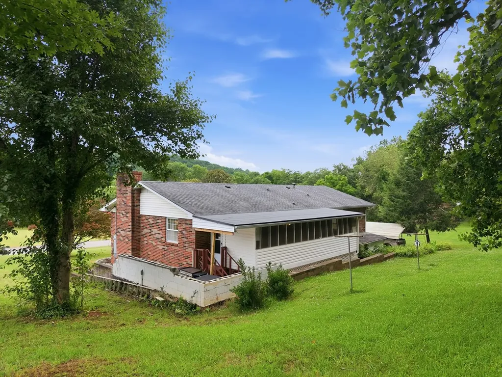 1328 Hillvale Road Louisville TN 37777