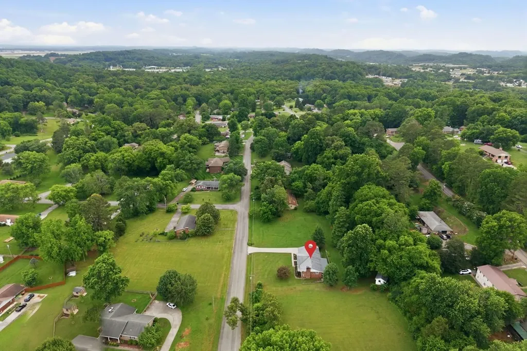 1328 Hillvale Road Louisville TN 37777