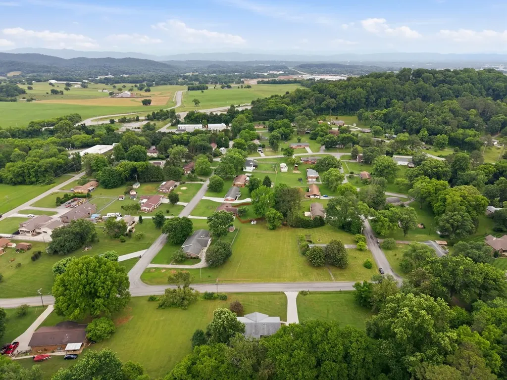 1328 Hillvale Road Louisville TN 37777