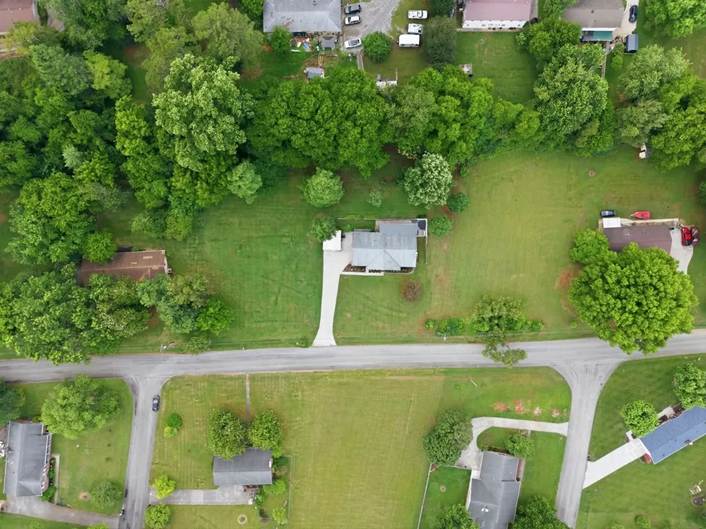 1328 Hillvale Road Louisville TN 37777