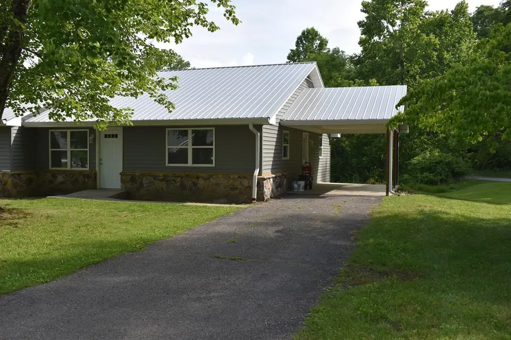 16 Wood Lane Sparta TN 38583-9016