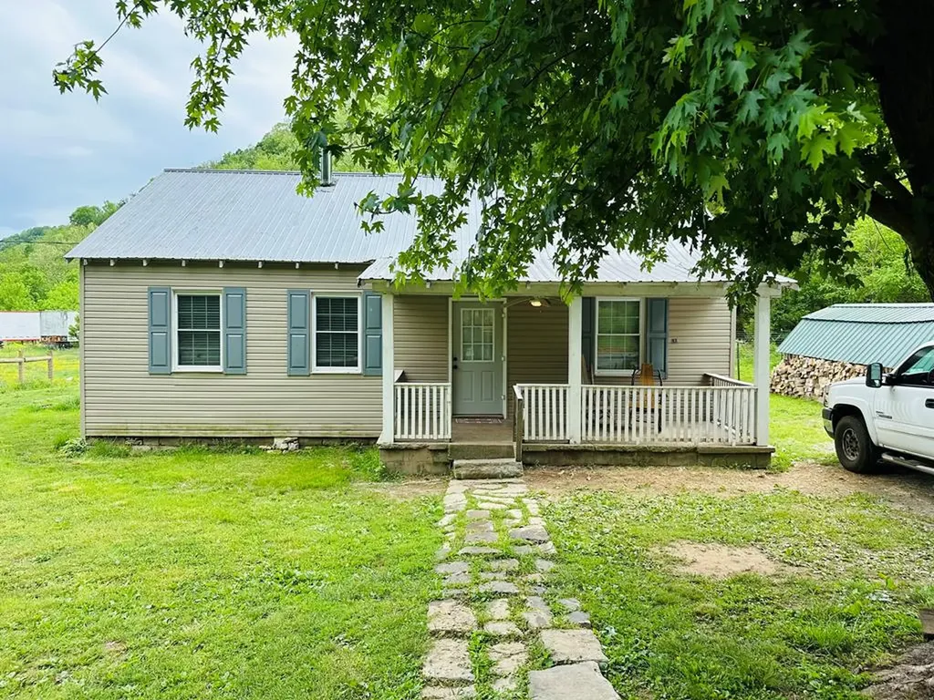 1611 Knob Creek Road Celina TN 38551