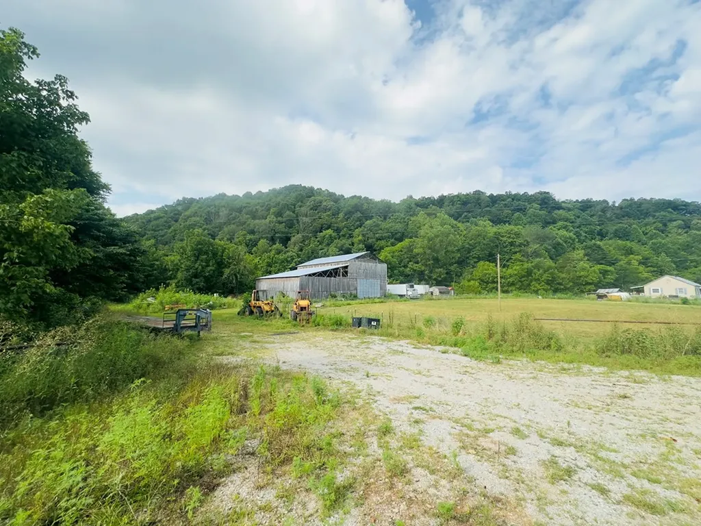 1611 Knob Creek Road Celina TN 38551