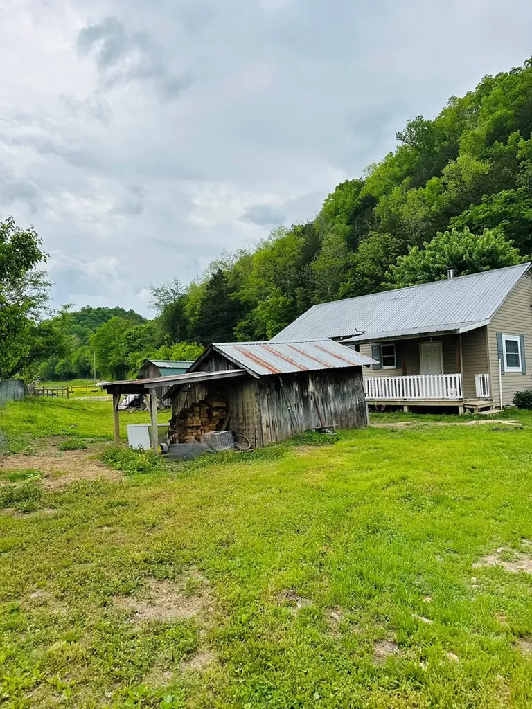 1611 Knob Creek Road Celina TN 38551