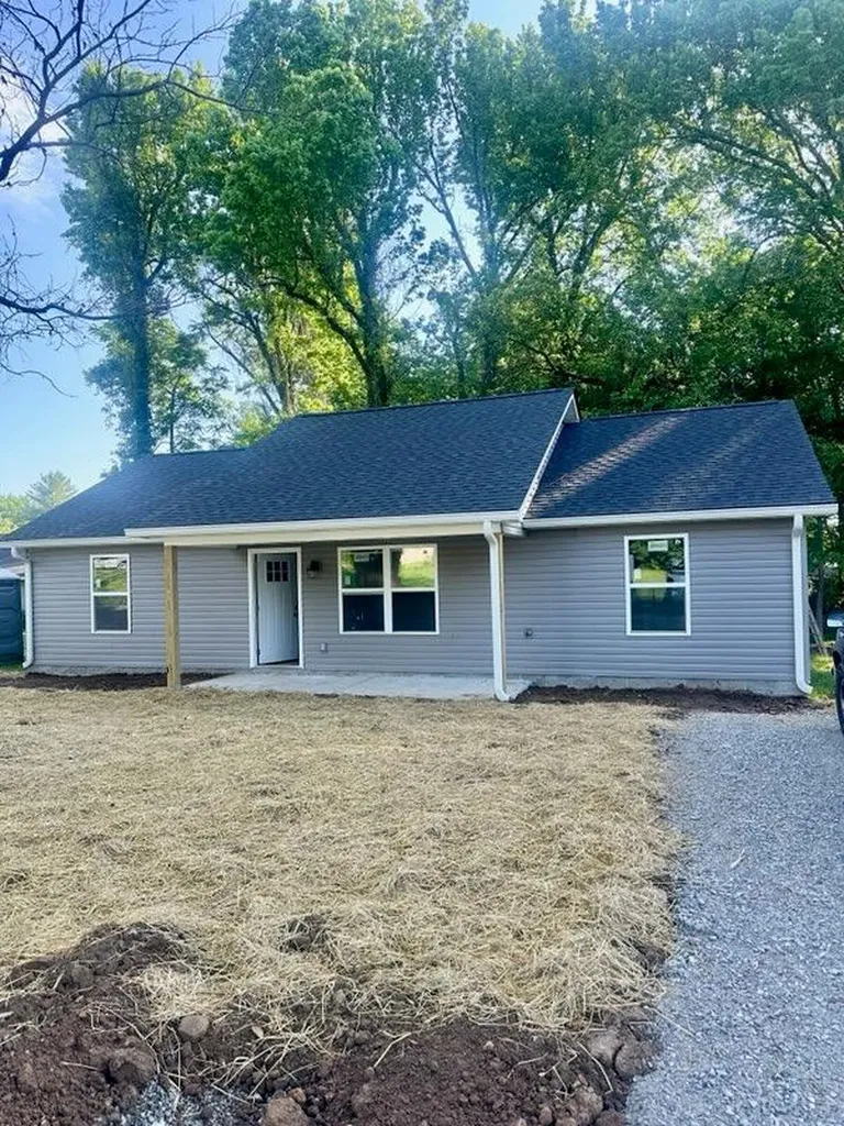 204 E Peter Avenue Monterey TN 38574