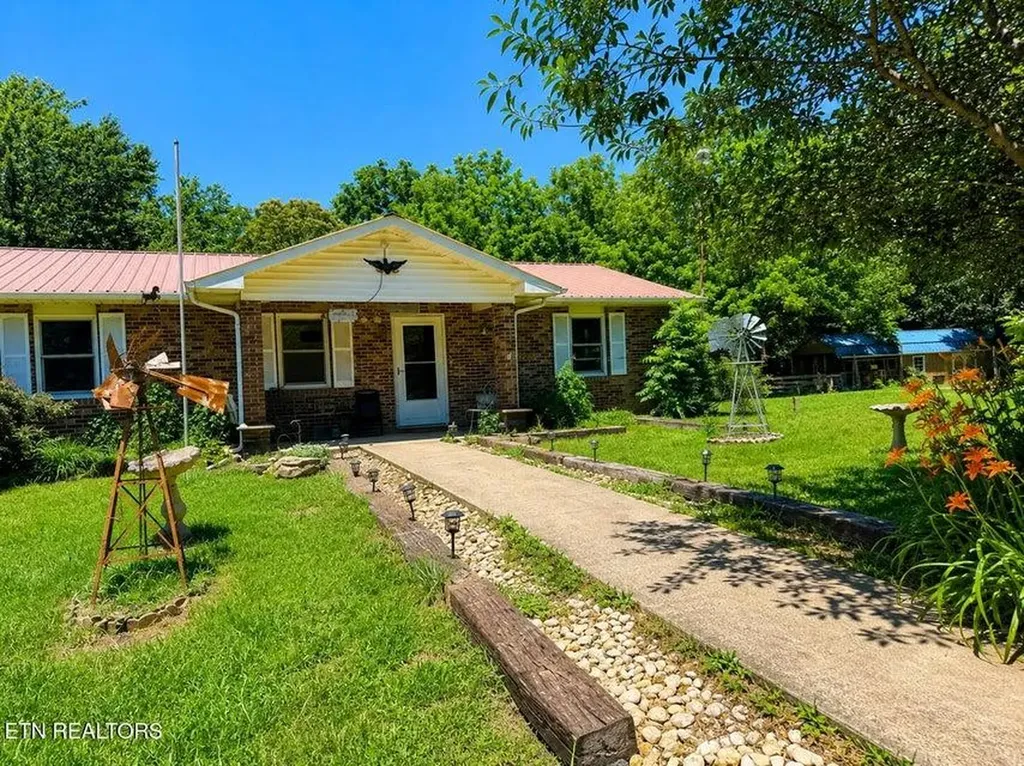 1070 Wright Place Road Jamestown TN 38556-2301