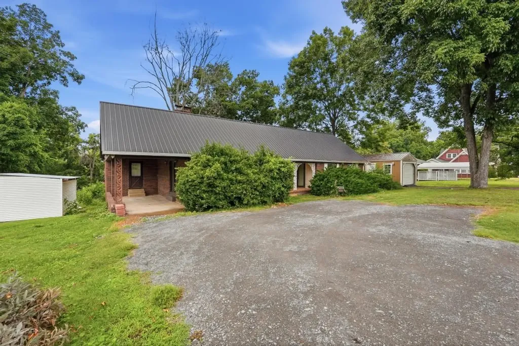 553 Lafayette Road Red Boiling Springs TN 37150