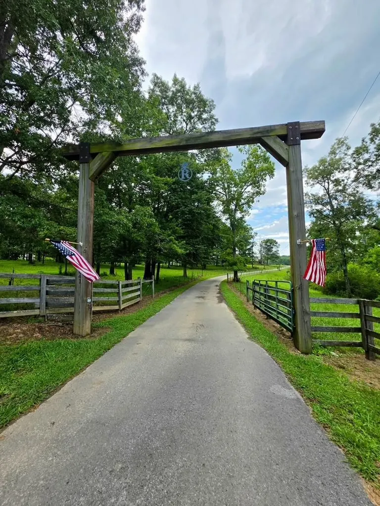 1041 Walt Reed Road Grandview TN 37337