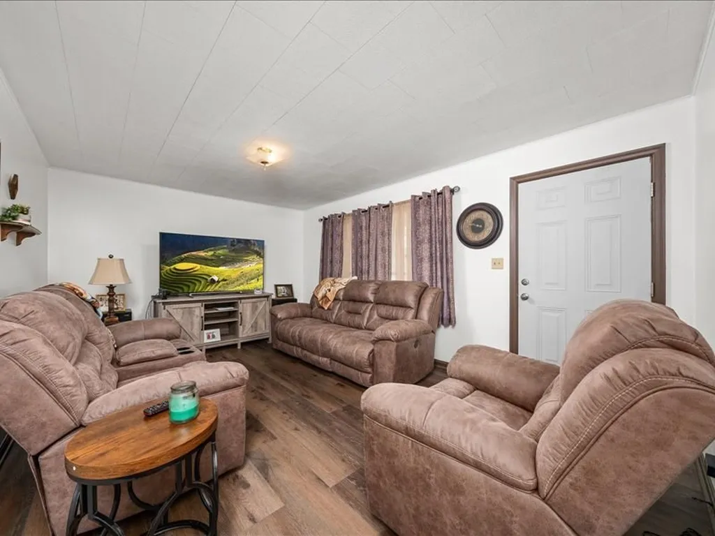 1050 Tompkinsville Highway Moss TN 38575