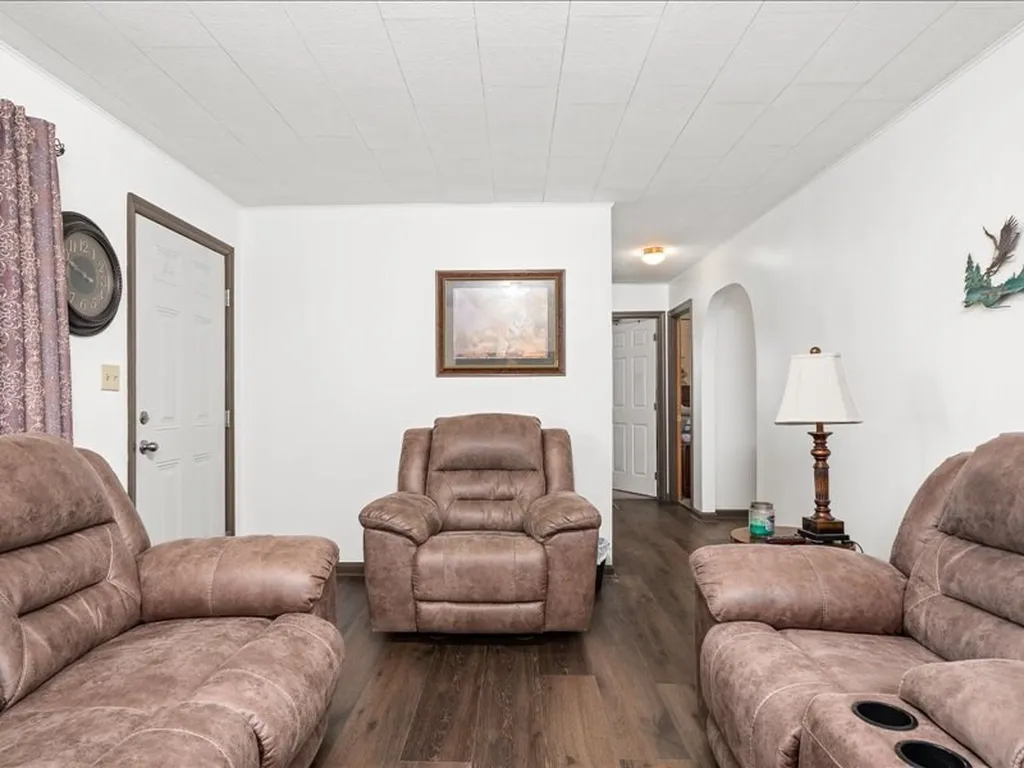 1050 Tompkinsville Highway Moss TN 38575