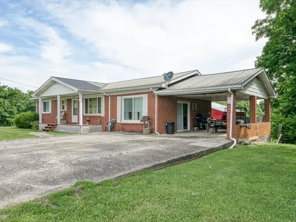 1050 Tompkinsville Highway Moss TN 38575