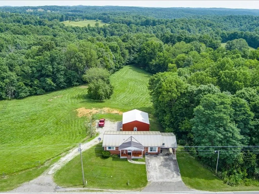 1050 Tompkinsville Highway Moss TN 38575
