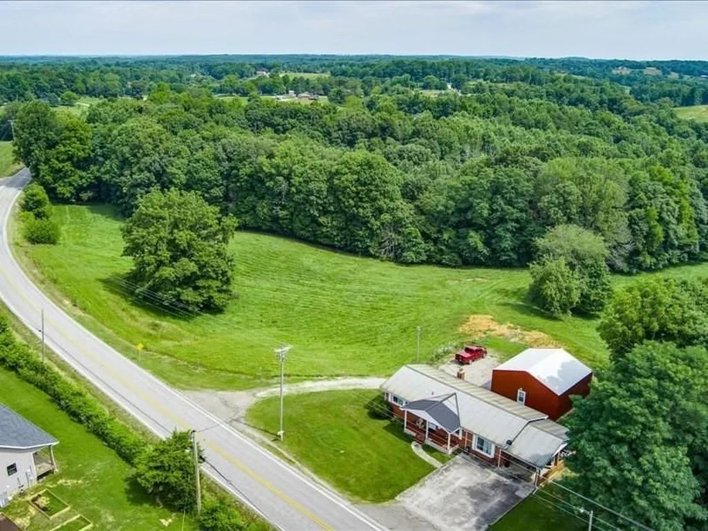 1050 Tompkinsville Highway Moss TN 38575