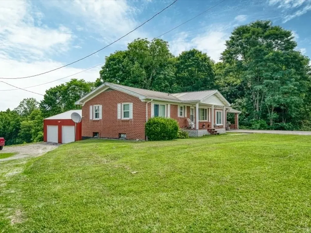 1050 Tompkinsville Highway Moss TN 38575