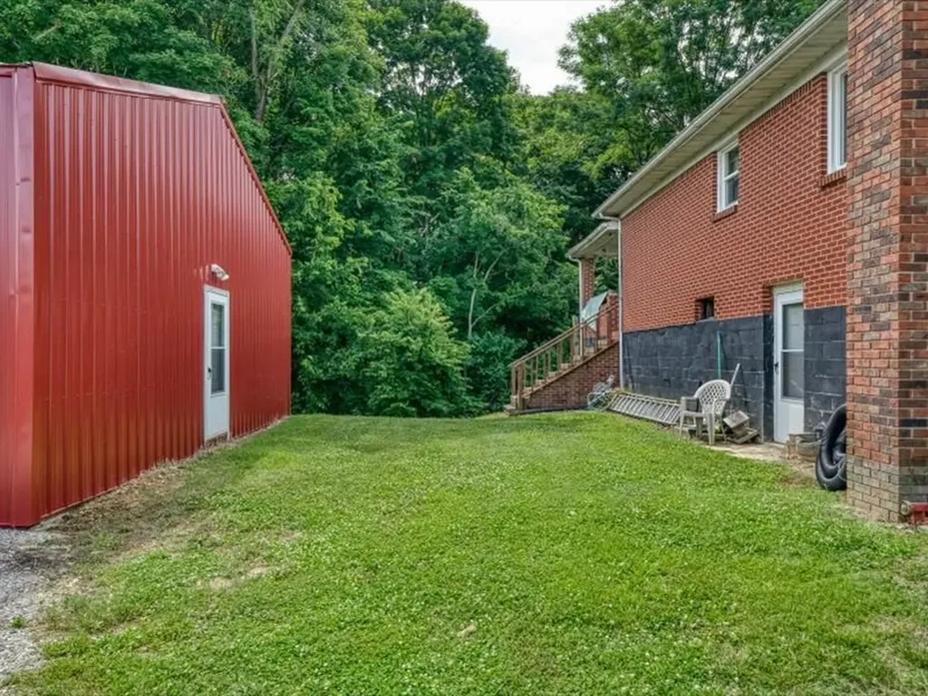 1050 Tompkinsville Highway Moss TN 38575
