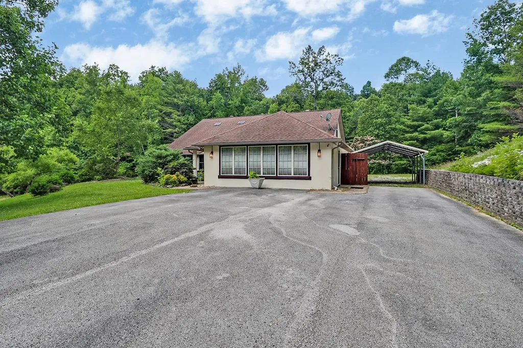 395 Ashley Lane Oneida TN 38556