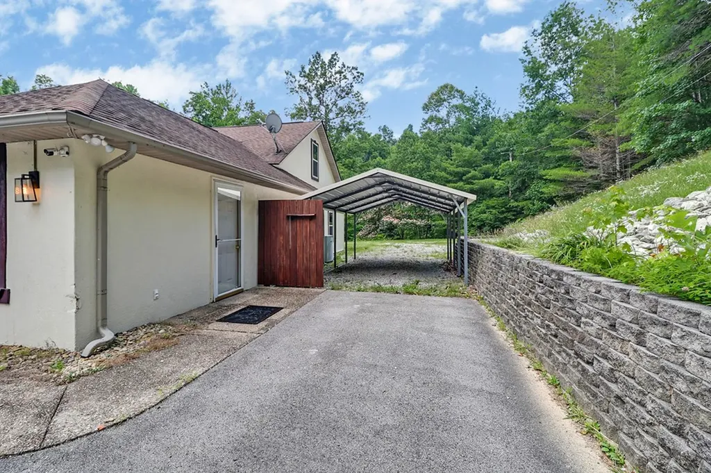 395 Ashley Lane Oneida TN 38556