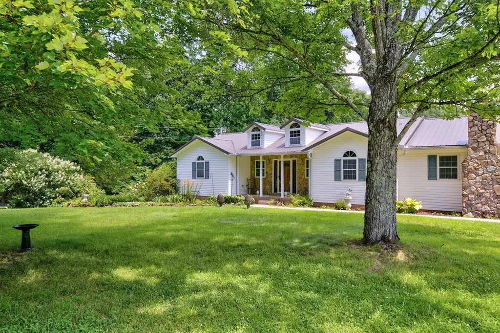 630 Smith Ellis Road Hilham TN 38568