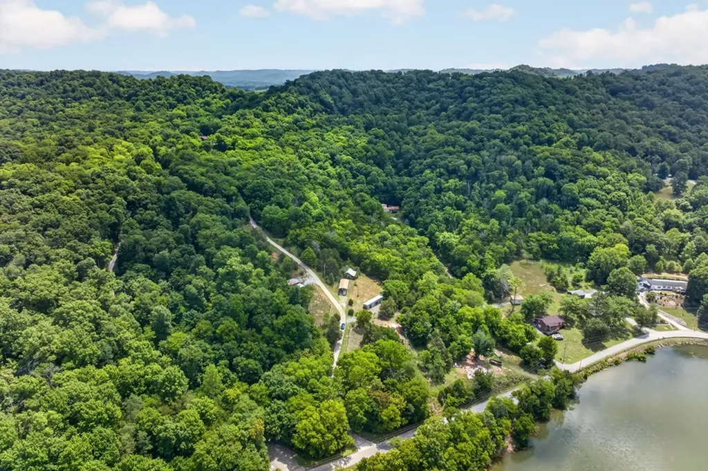 20 Magee Lane Elmwood TN 38560