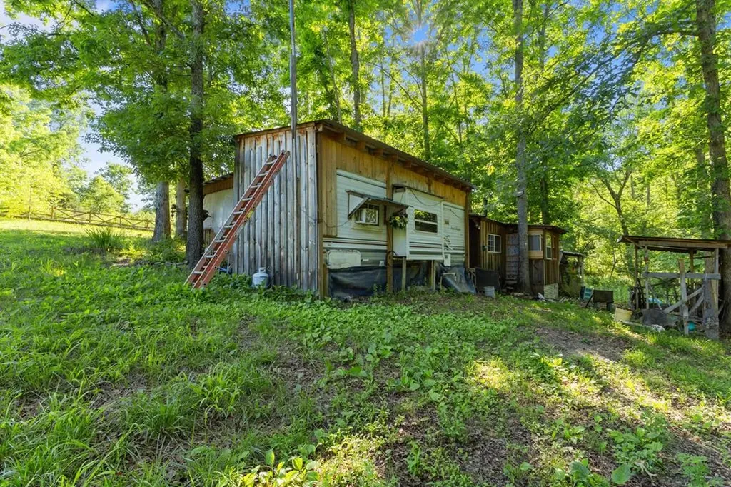 2540 N Gatewood Ford Road Deer Lodge TN 37726