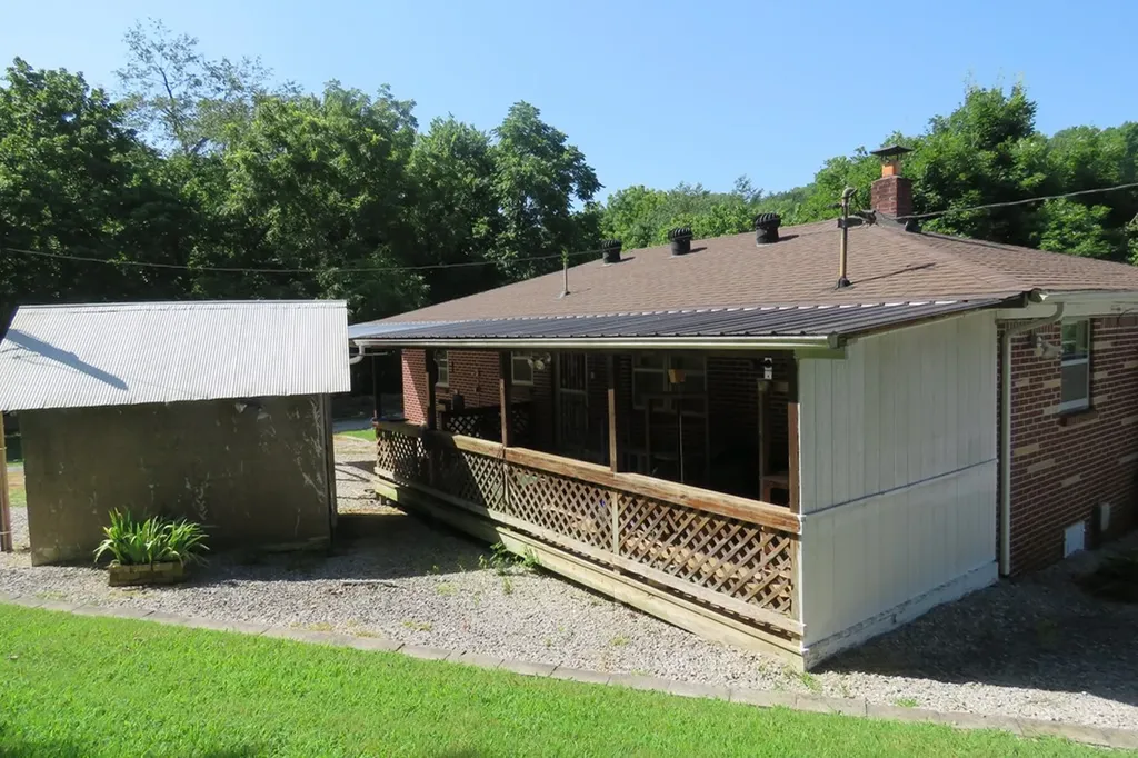 1757 Wet Mill Creek Road Celina TN 38551
