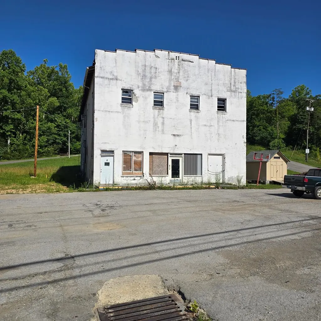 8006 Morgan County Highway Sunbright TN 37872