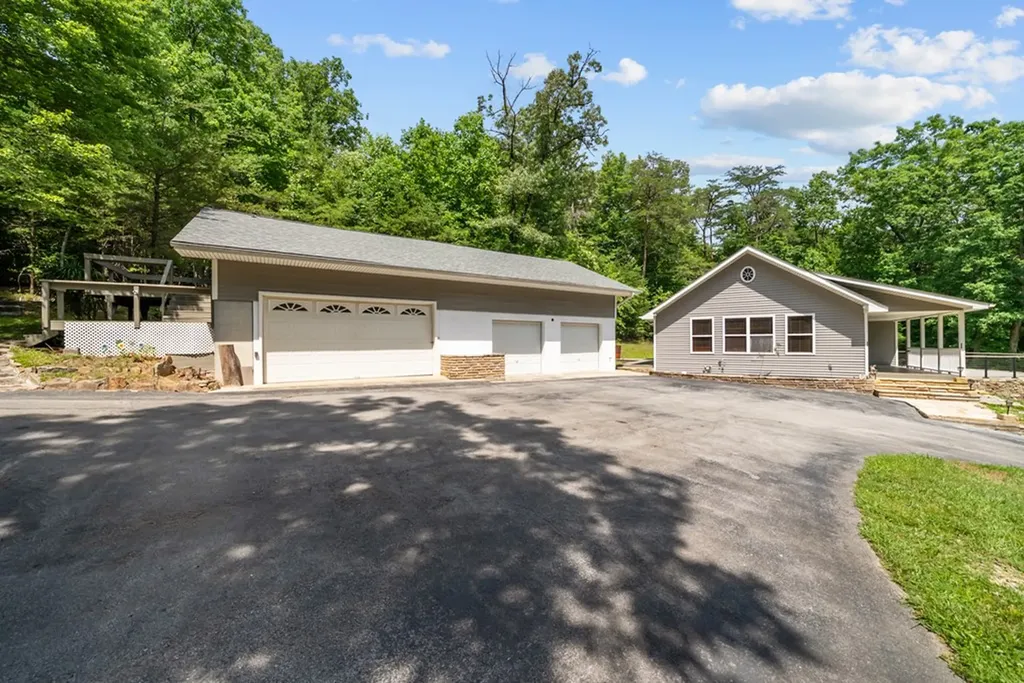 303 303 Cumberland Cove Road Monterey TN 38574