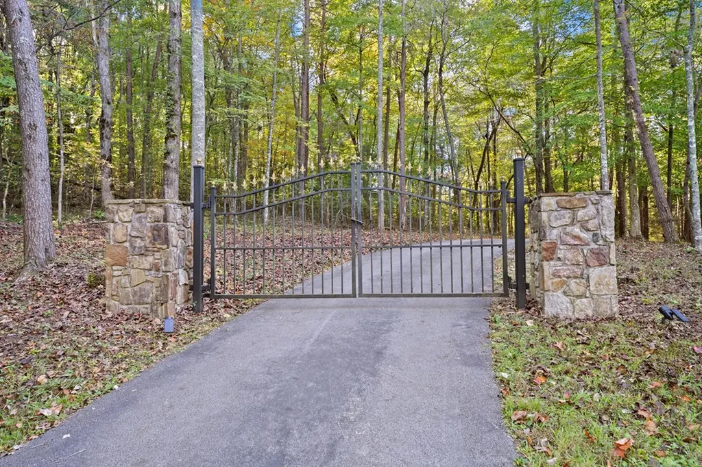 303 303 Cumberland Cove Road Monterey TN 38574