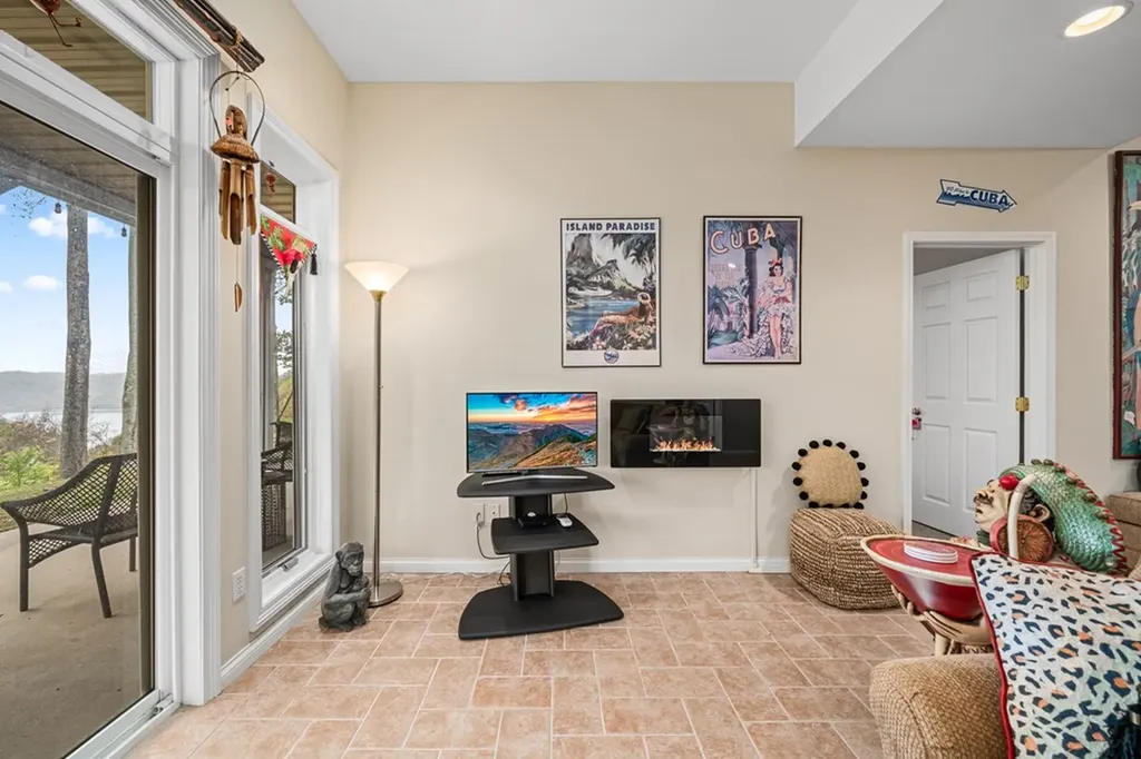 511 Mallard Pointe Drive Byrdstown TN 38549