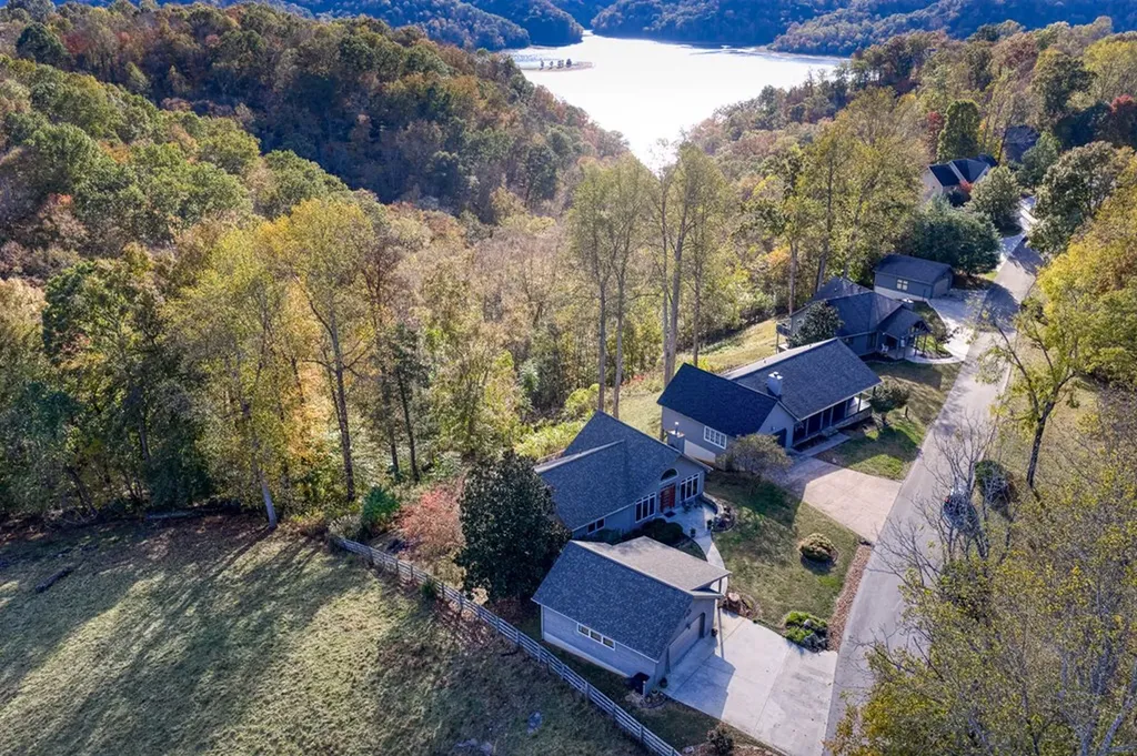 511 Mallard Pointe Drive Byrdstown TN 38549