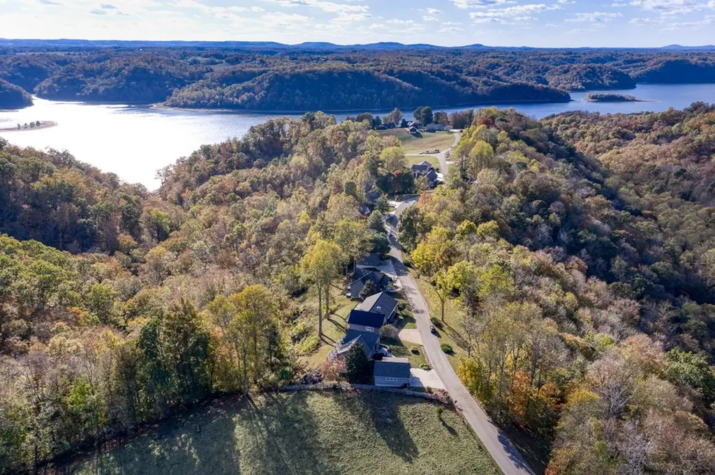 511 Mallard Pointe Drive Byrdstown TN 38549