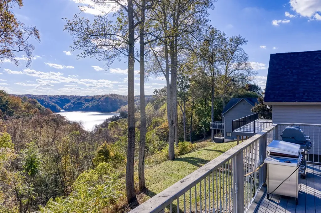 511 Mallard Pointe Drive Byrdstown TN 38549