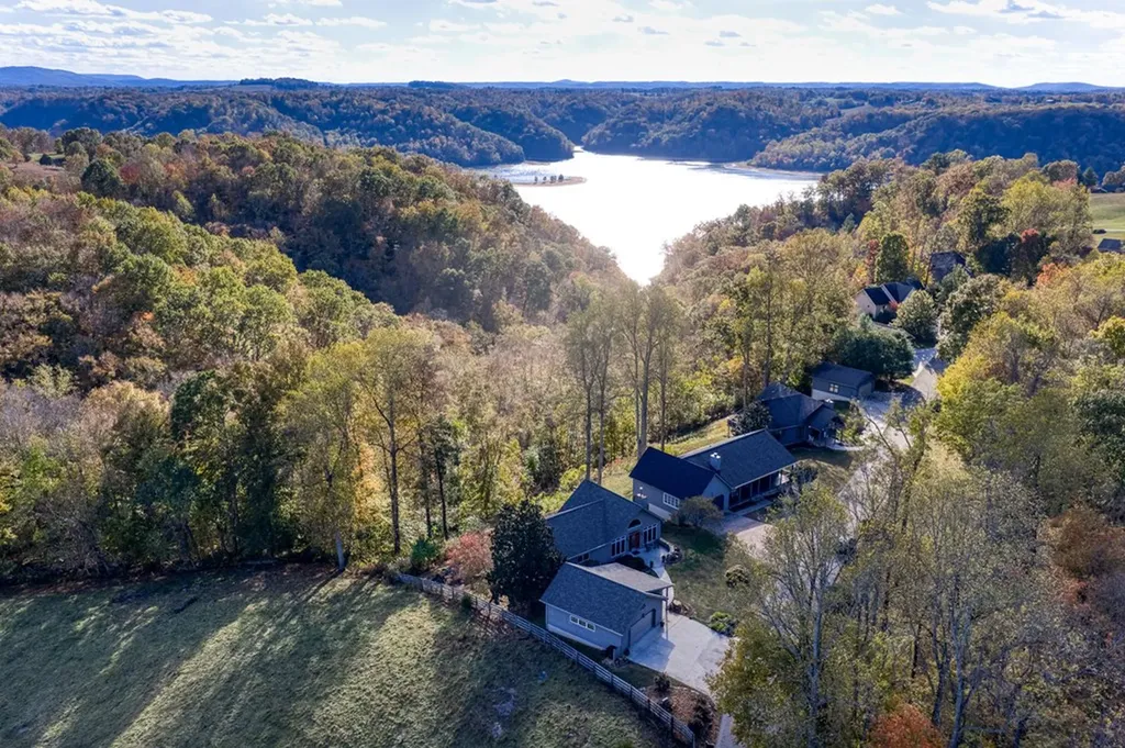 511 Mallard Pointe Drive Byrdstown TN 38549