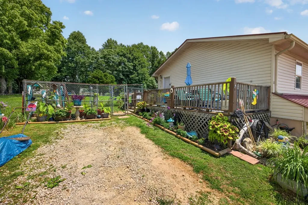 11279 Nashville Highway Baxter TN 38544