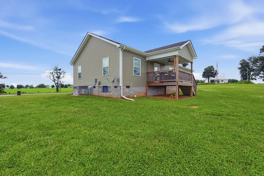 1767 Purvin Lollar Road Sparta TN 38583