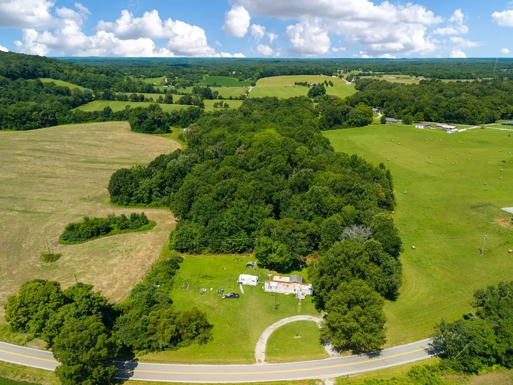15964 Old Kentucky Road Walling TN 38583