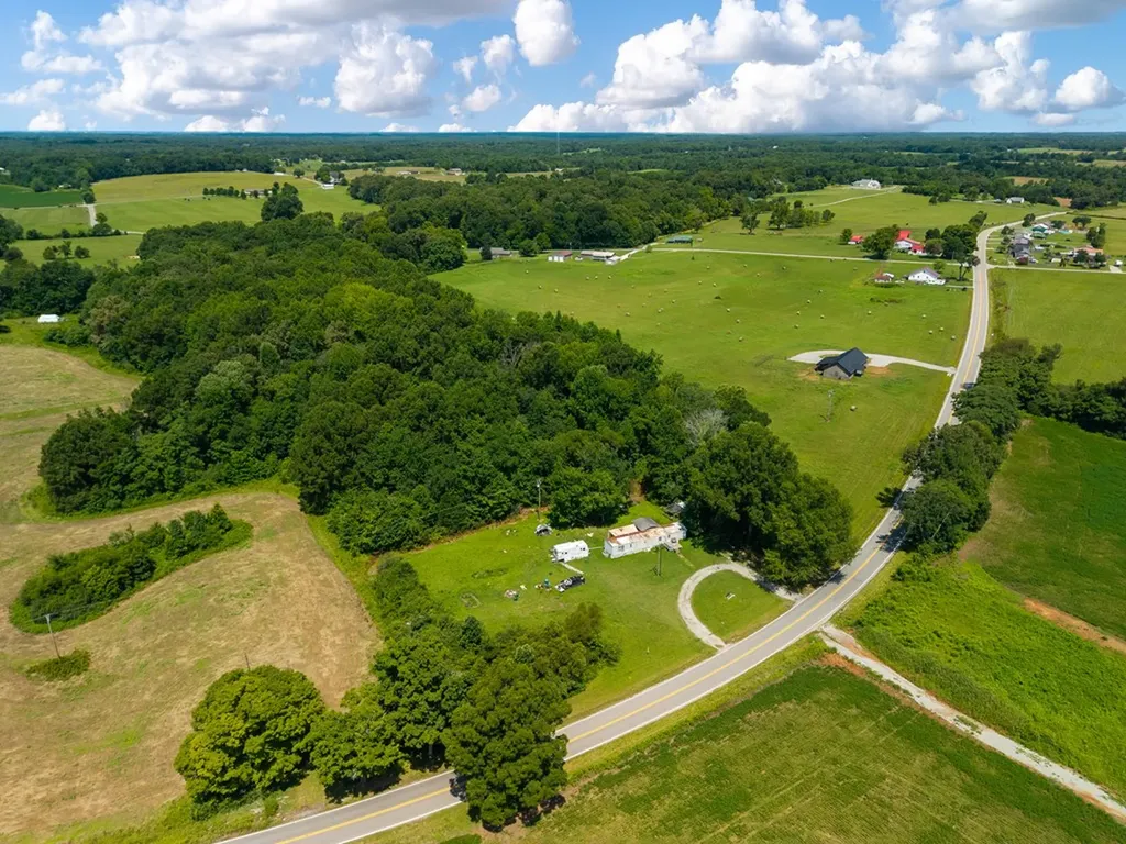 15964 Old Kentucky Road Walling TN 38583