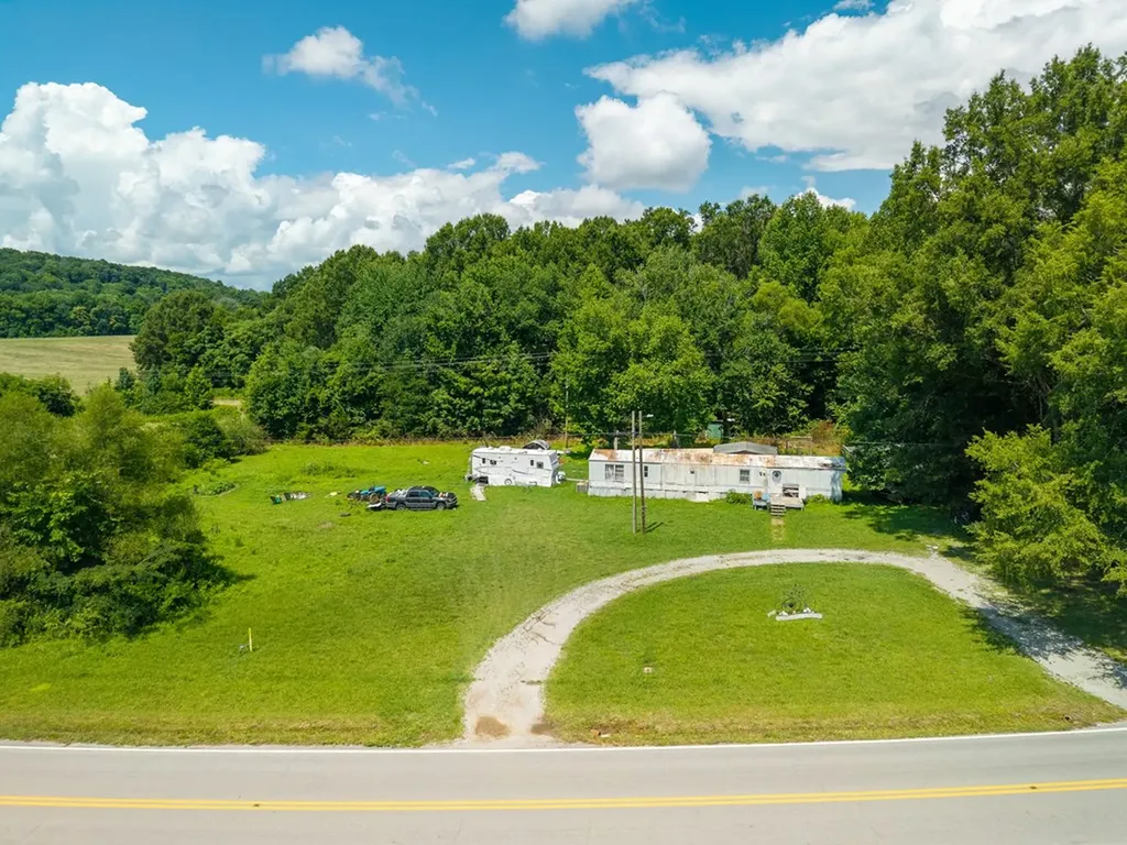15964 Old Kentucky Road Walling TN 38583