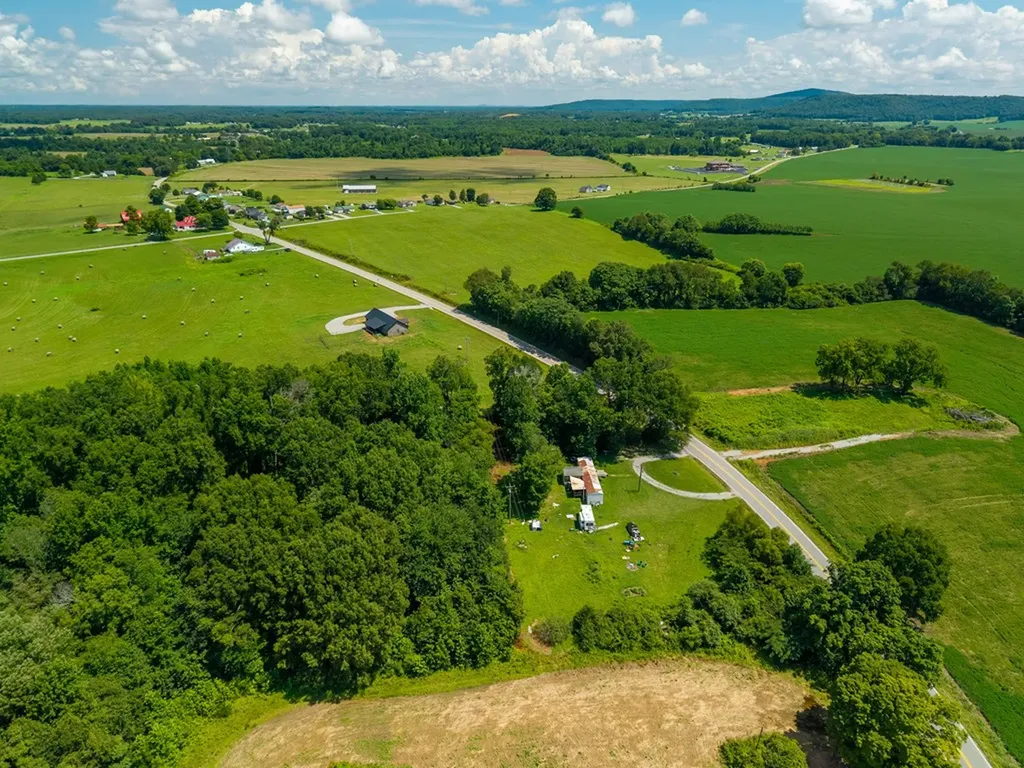 15964 Old Kentucky Road Walling TN 38583