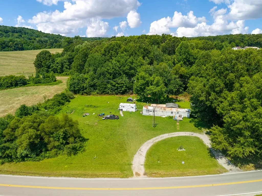 15964 Old Kentucky Road Walling TN 38583