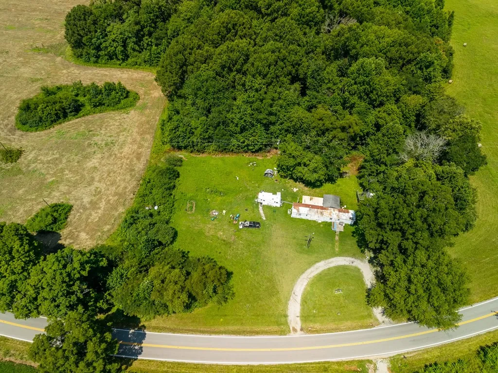 15964 Old Kentucky Road Walling TN 38583