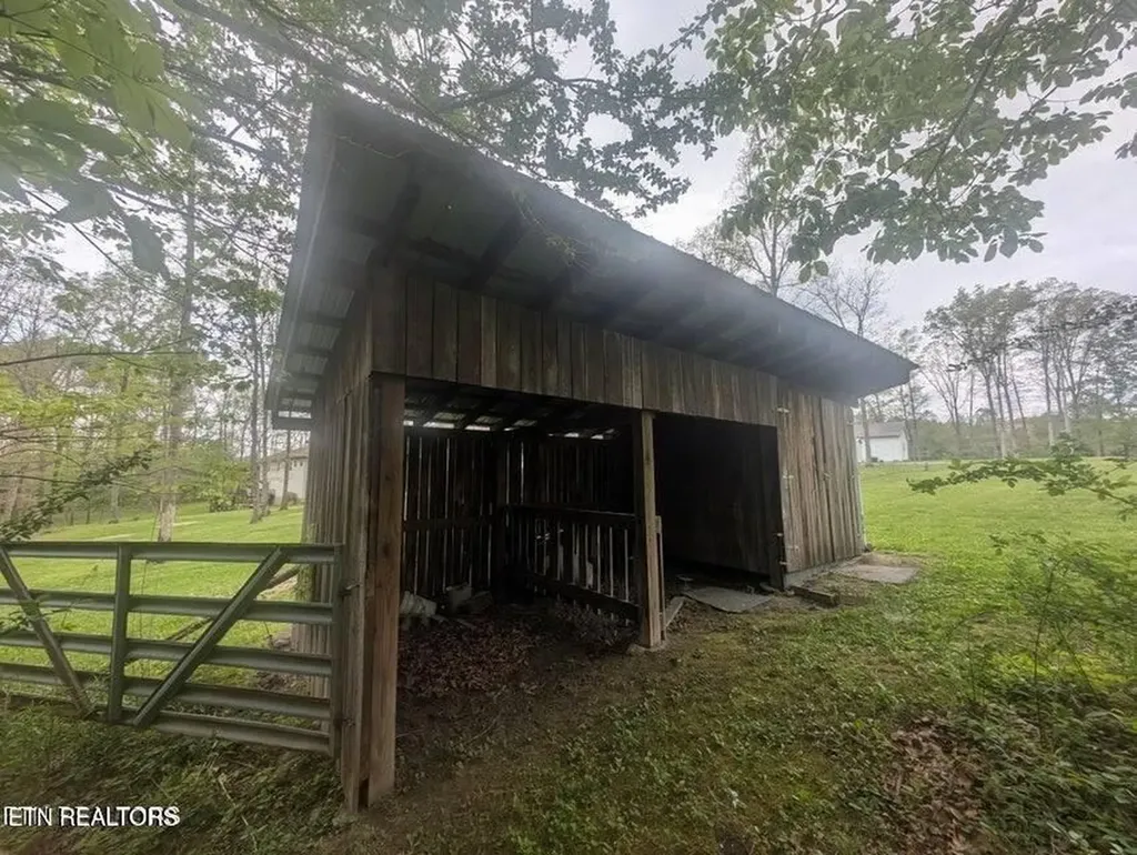 2546 Peavine Road Crossville TN 38571-7928