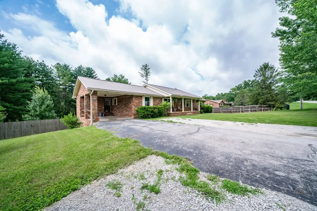 1825 Hanging Limb Monterey TN 38574