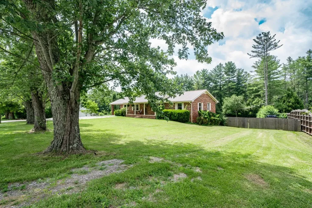 1825 Hanging Limb Monterey TN 38574