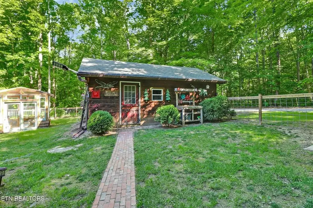 737 Edd Linder Road Jamestown TN 38556-6495