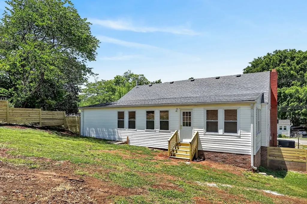 128 S Young Sparta TN 38583