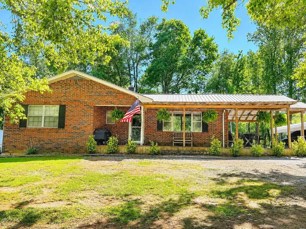 148 Lester Ledbetter Lane Hilham TN 38568