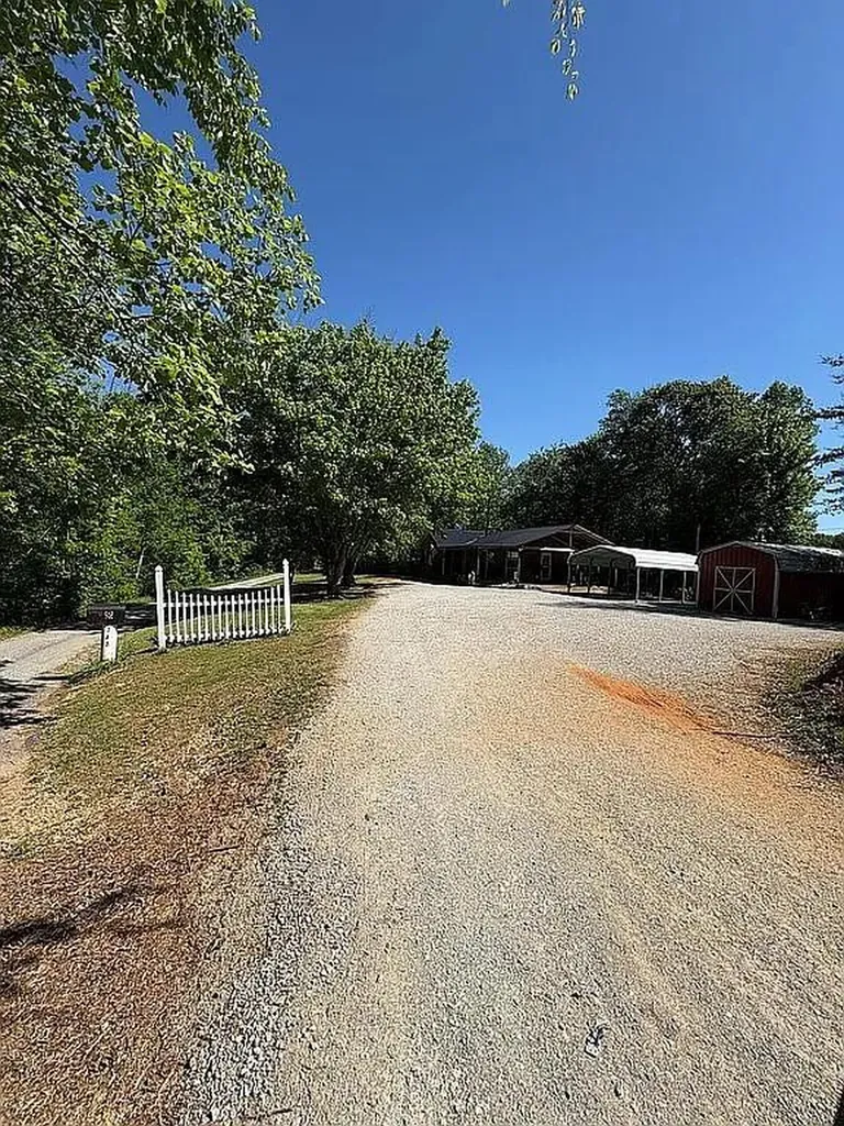 148 Lester Ledbetter Lane Hilham TN 38568