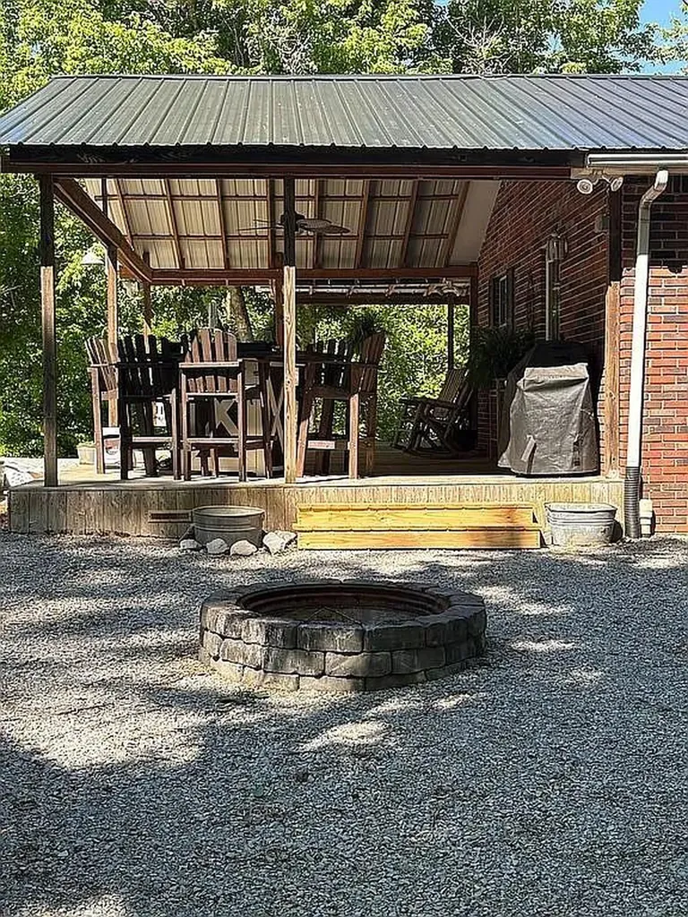 148 Lester Ledbetter Lane Hilham TN 38568