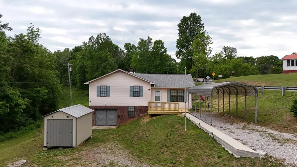 1825 Freehill Road Celina TN 38551